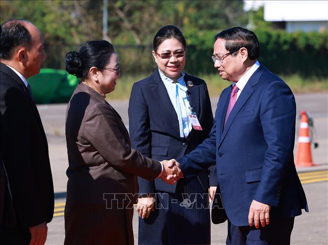 Lễ đón Thủ tướng Phạm Minh Chính đến Thủ đô Vientiane đồng chủ trì Kỳ họp lần thứ 48 Ủy ban liên Chính phủ Việt Nam-Lào. Ảnh: Dương Giang-TTXVN 
