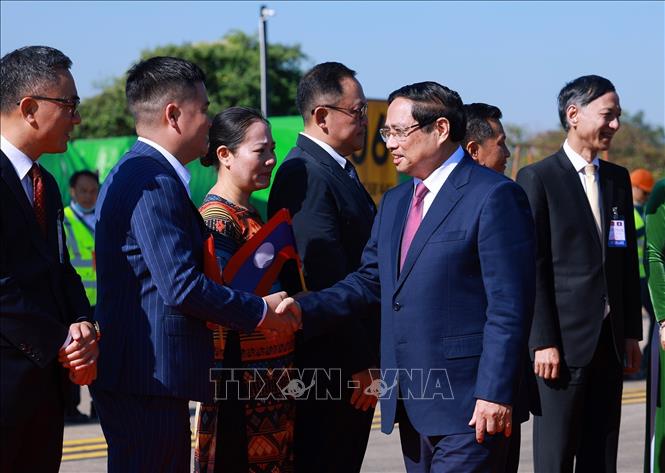 Lễ đón Thủ tướng Phạm Minh Chính đến Thủ đô Vientiane đồng chủ trì Kỳ họp lần thứ 48 Ủy ban liên Chính phủ Việt Nam-Lào. Ảnh: Dương Giang-TTXVN 
