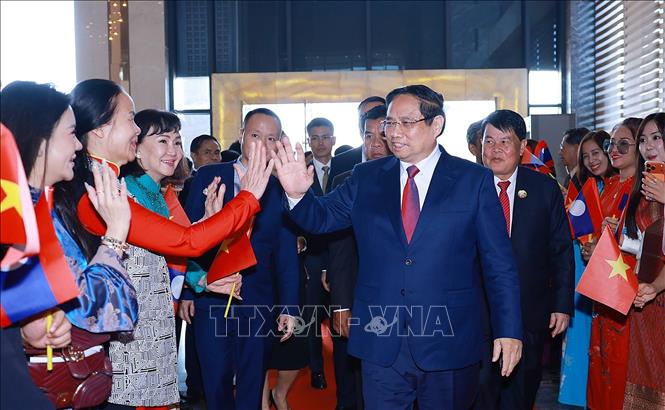 Cán bộ, nhân viên Đại sứ quán Việt Nam tại Lào đón Thủ tướng Phạm Minh Chính đến Thủ đô Vientiane đồng chủ trì Kỳ họp lần thứ 48 Ủy ban liên Chính phủ Việt Nam-Lào. Ảnh: Dương Giang-TTXVN 