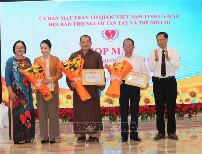 Hội Bảo trợ người tàn tật và trẻ mồ côi tỉnh Cà Mau khen thưởng cho các tổ chức, cá nhân có nhiều đóng góp tích cực chăm lo cho người khuyết tật. Ảnh: Tuấn Kiệt – TTXVN