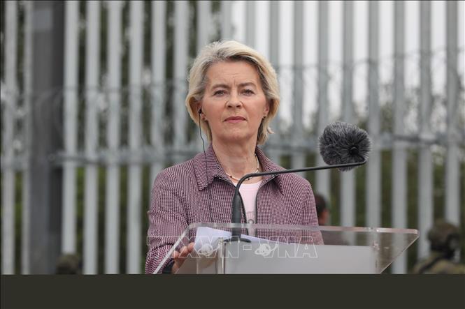 Chủ tịch Ủy ban châu Âu Ursula von der Leyen phát biểu trong một cuộc họp báo tại Krynki, Ba Lan. Ảnh: PAP/TTXVN