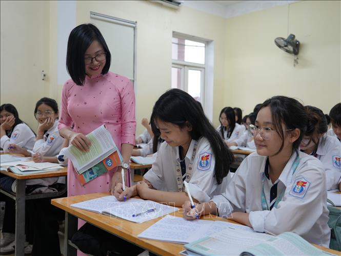 Nhiều trường THPT tăng cường lớp học khối Tự nhiên, Kỹ thuật là hoàn toàn phù hợp với nhu cầu phát triển và cơ cấu kinh tế của Việt Nam. Ảnh: Bích Huệ - TTXVN