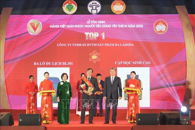 Bộ sưu tập cặp chống gù mới với chất liệu nhẹ và bền hơn của Công ty TNHH  SX dịch vụ Thương mại Da Ladoda đạt TOP 1 trong Chương trình “Bình chọn Hàng Việt Nam được người tiêu dùng yêu thích” năm 2025. Ảnh: Phương Anh-TTXVN 