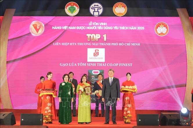 Sản phẩm Gạo lúa Tôm sinh thái Co.op Fitnest đạt TOP 1 trong Chương trình “Bình chọn Hàng Việt Nam được người tiêu dùng yêu thích” năm 2025. Ảnh: Phương Anh-TTXVN