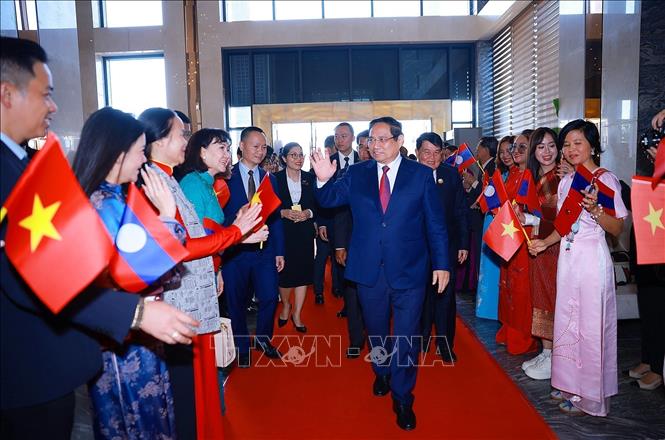 Staff of the Vietnamese Embassy and Vietnamese community in Laos welcome Prime Minister Pham Minh Chinh. VNA Photo: Dương Giang