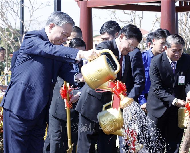 Tổng Bí thư Tô Lâm cùng Tổng Bí thư, Chủ tịch nước Lào Thongloun Sisoulith dự khánh thành Công viên Hữu nghị Lào - Việt Nam. Ảnh: Thống Nhất - TTXVN