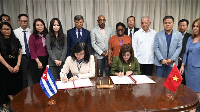 Thứ trưởng Bộ Công Thương Việt Nam Phan Thị Thắng và Thứ trưởng Bộ Ngoại thương và Đầu tư nước ngoài Cuba Deborah Rivas Saavedra ký kết Biên bản Kỳ họp. Ảnh: Việt Hùng- PV TTXVN tại Cuba
