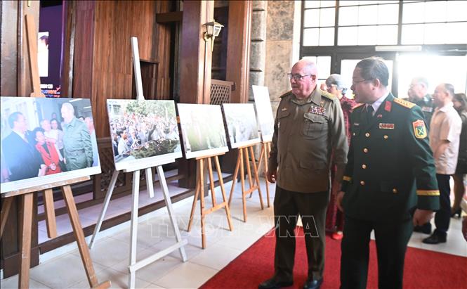 Thượng tướng Álvaro Lópz Miera, Ủy viên Bộ Chính trị, Bộ trưởng Bộ các Lực lượng Vũ trang Cách mạng Cuba, xem những bức ảnh về mối quan hệ lịch sử Việt Nam - Cuba. Ảnh: Việt Hùng- PV TTXVN tại Cuba