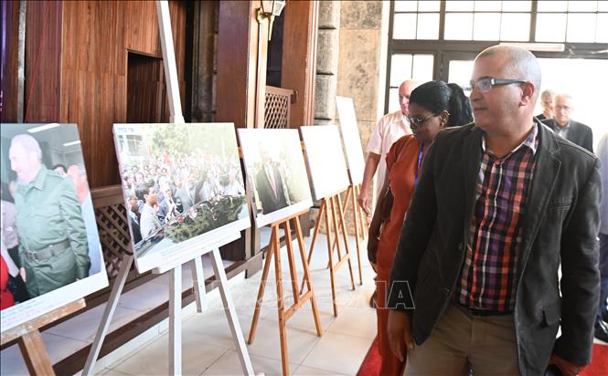 Đại biểu tham quan không gian ảnh trưng bày 20 bức ảnh tiêu biểu về lịch sử quan hệ giữa hai dân tộc anh em trong 65 năm qua. Ảnh: Việt Hùng- PV TTXVN tại Cuba