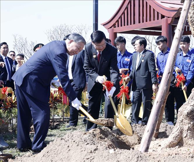 Party General Secretary To Lam and Lao Party General Secretary and President Thongloun Sisoulith plant a tree at the Laos–Vietnam Friendship Park in Vientiane on December 2. VNA Photo: Thống Nhất