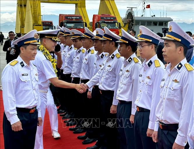 Lễ đón sĩ quan, thủy thủ Tàu huấn luyện Hải quân Hàn Quốc đến thăm hữu nghị thành phố Đà Nẵng. Ảnh: Trần Lê Lâm - TTXVN 