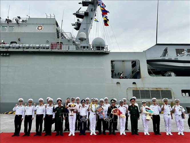 Lễ đón sĩ quan, thủy thủ Tàu huấn luyện Hải quân Hàn Quốc đến thăm hữu nghị thành phố Đà Nẵng. Ảnh: Trần Lê Lâm - TTXVN 