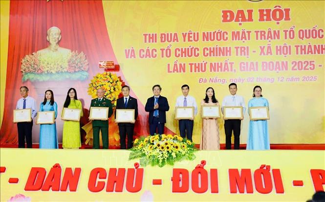 Tặng Bằng khen của Thủ tướng Chính phủ cho 17 cá nhân tiêu biểu trong phong trào thi đua yêu nước. Ảnh: Khoa Chương - TTXVN