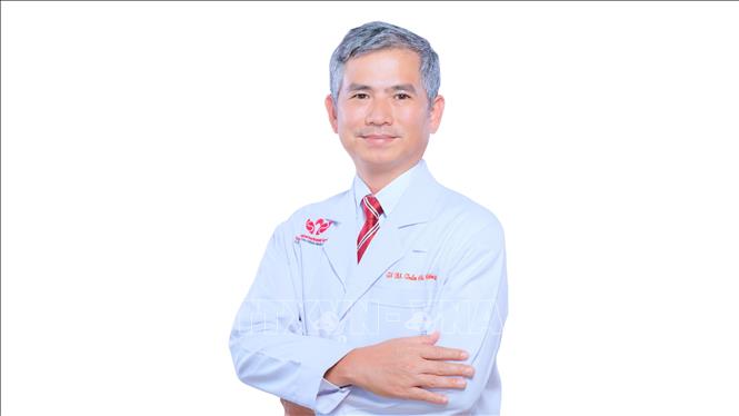 Tiến sĩ, Bác sĩ Trần Chí Cường, Giám đốc Bệnh viện Đa khoa Quốc tế S.I.S Cần Thơ nêu ý kiến về dỡ bỏ trần BHYT. Ảnh: TTXVN phát