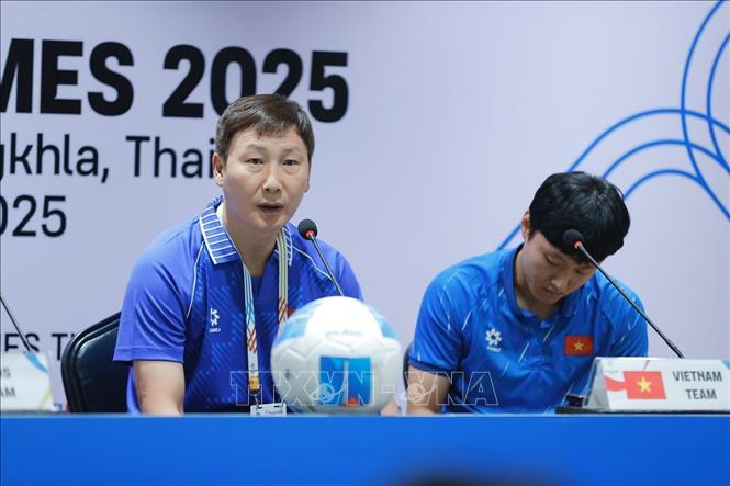 HLV trưởng U22 Việt Nam Kim Sang Sik phát biểu. Ảnh: Minh Quyết - PV TTXVN từ Thái Lan