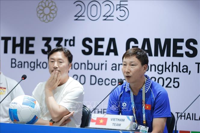 HLV trưởng U22 Việt Nam Kim Sang Sik phát biểu. Ảnh: Minh Quyết - PV TTXVN từ Thái Lan