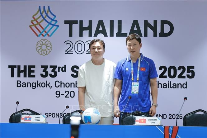 HLV trưởng hai đội chụp ảnh chung. Ảnh: Minh Quyết - PV TTXVN từ Thái Lan