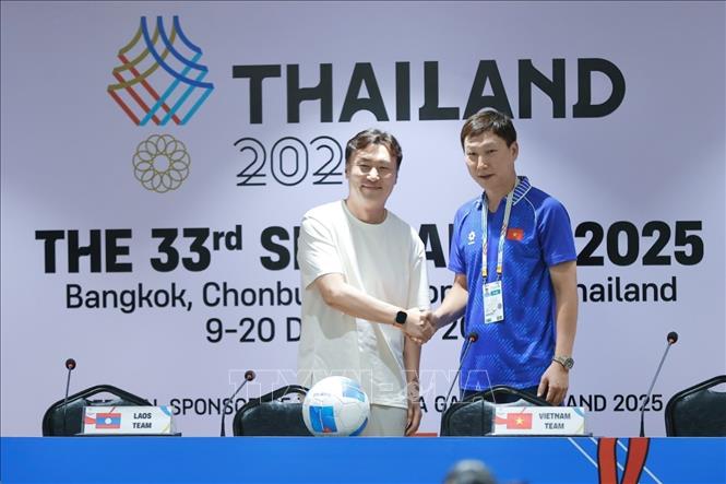 HLV trưởng hai đội chụp ảnh chung. Ảnh: Minh Quyết - PV TTXVN từ Thái Lan