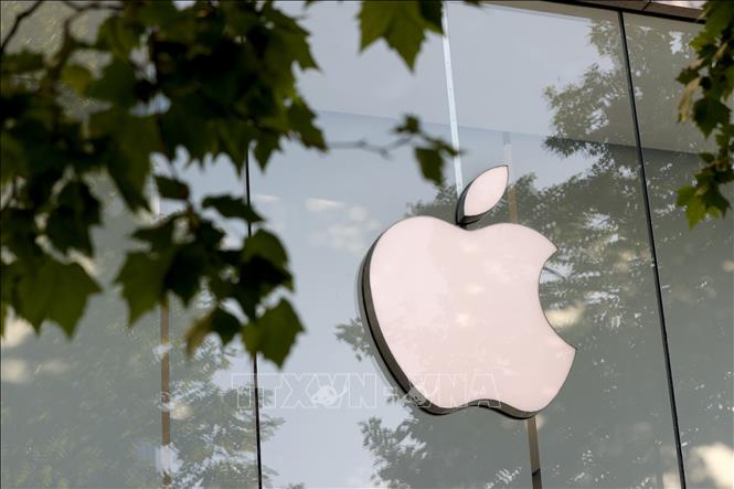 Biểu tượng Apple tại cửa hàng ở Brussels, Bỉ. Ảnh: THX/TTXVN