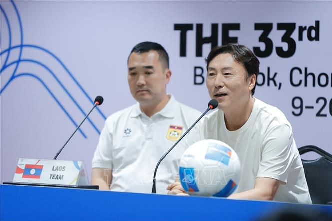 HLV trưởng U22 Lào Ha Hyeok-jun phát biểu. Ảnh: Minh Quyết - PV TTXVN từ Thái Lan