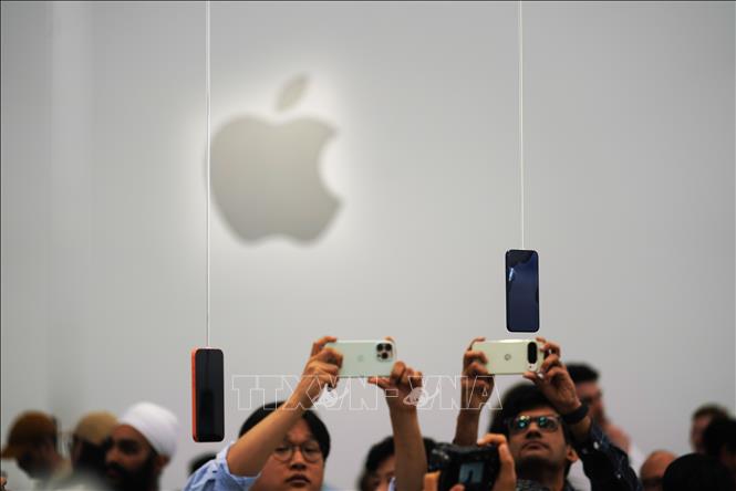 (Tư liệu) Khách hàng trải nghiệm các sản phẩm của Apple tại Cupertino, California, Mỹ. Ảnh: THX/TTXVN