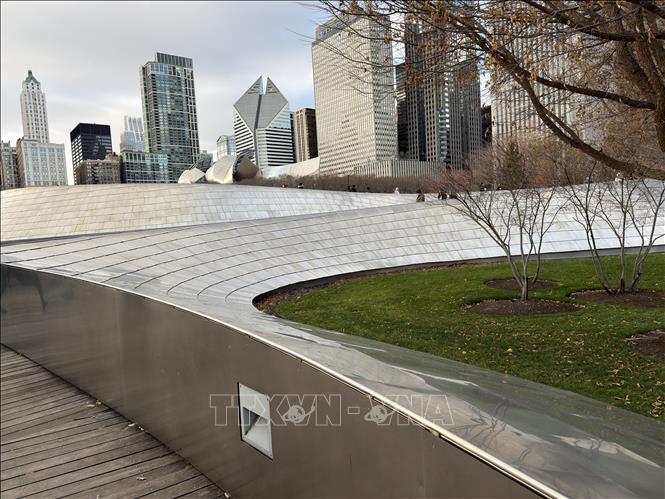 Bề mặt cầu được làm bằng thép không gỉ, phản chiếu ánh sáng, tạo điểm nhấn kiến trúc hiện đại. Ảnh: Ngọc Quang-PV TTXVN tại Mỹ