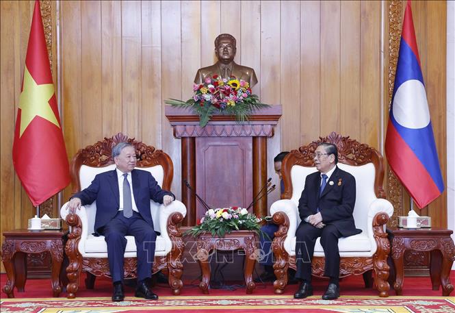 Party General Secretary To Lam meets with former LPRP General Secretary and President Choummaly Sayasone. VNA Photo: Thống Nhất