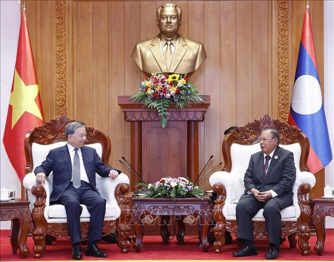 Party General Secretary To Lam meets with former LPRP General Secretary and President Bounnhang Vorachit.  VNA Photo: Thống Nhất