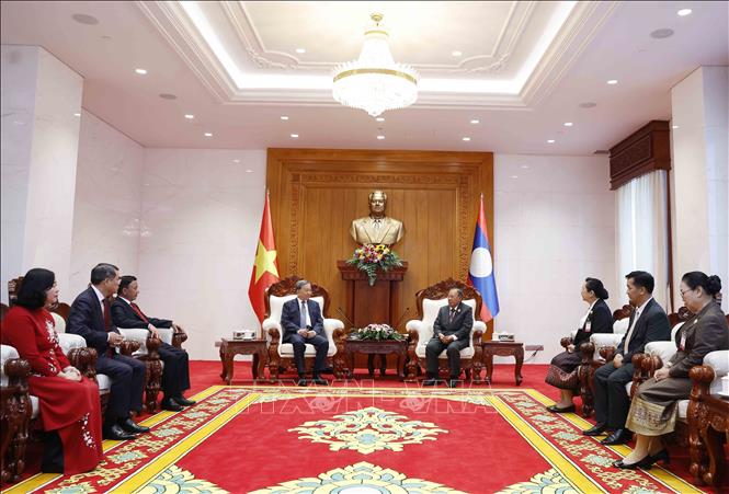Party General Secretary To Lam meets with former LPRP General Secretary and President Bounnhang Vorachit.  VNA Photo: Thống Nhất