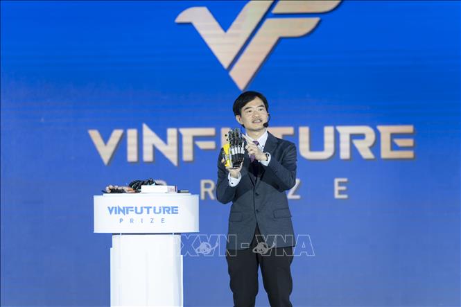 Giáo sư Raymond Kai-yu Tong, Đại học Trung văn Hồng Kông (Trung Quốc) chia sẻ kết quả nghiên cứu công trình “Bàn tay Hy vọng” (Hand of Hope). Ảnh: Thu Phương-TTXVN