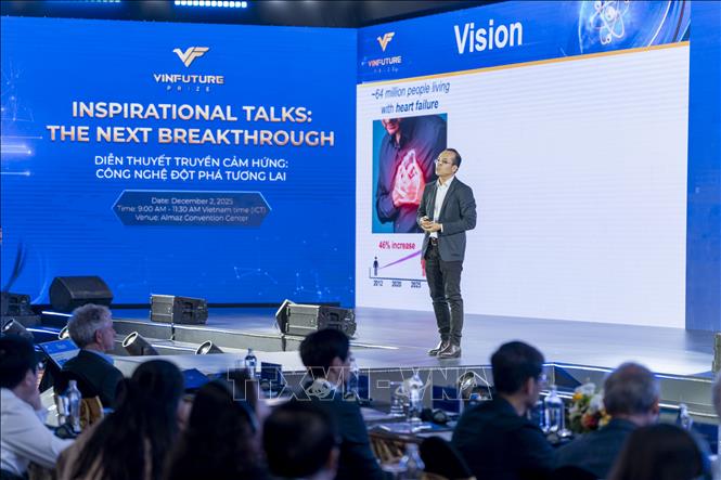 Phó Giáo sư Đỗ Thanh Nhỏ ngành Scientia tại Đại học New South Wales (UNSW) Sydney (Australia), đồng thời là Giám đốc Phòng thí nghiệm Robot Y tế UNSW chia sẻ câu chuyện nghiên cứu trái tim nhân tạo mềm. Ảnh: Thu Phương-TTXVN