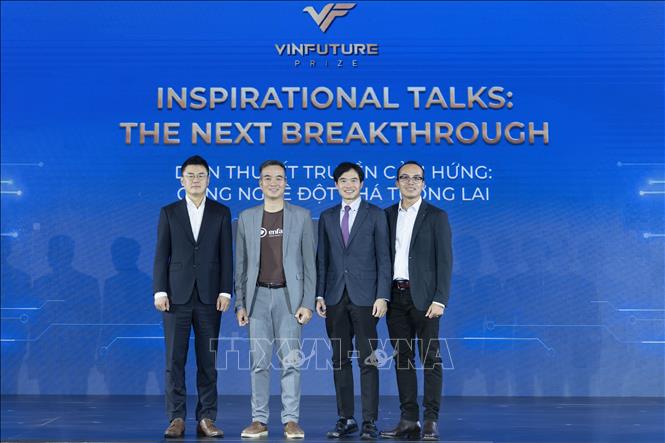 Bốn nhà khoa học, chuyên gia nổi tiếng mang đến công chúng câu chuyện về công nghệ đột phá tương lai. Ảnh: Thu Phương-TTXVN