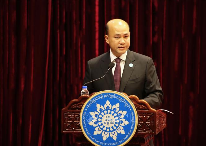 Ông Hun Many, Phó Thủ tướng, Bộ trưởng Bộ Công vụ Campuchia, Phó Chủ tịch Hội đồng quốc gia Mặt trận đoàn kết phát triển tổ quốc Campuchia, phát biểu tại lễ mít tinh. Ảnh: Huỳnh Thảo - PV TTXVN tại Campuchia 