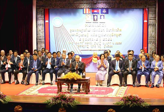 Các đại biểu tham dự lễ mít tinh kỷ niệm 47 năm Ngày thành lập Mặt trận đoàn kết phát triển tổ quốc Campuchia (2/12/1978-2/12/2025). Ảnh: Huỳnh Thảo - PV TTXVN tại Campuchia