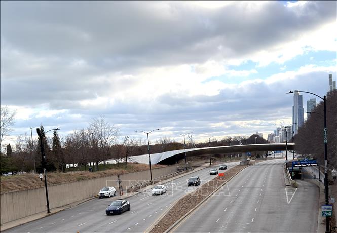 Cầu BP không chỉ dành cho người đi bộ mà còn giảm tiếng ồn từ đại lộ Columbus bên dưới. Ảnh: Ngọc Quang-PV TTXVN tại Mỹ