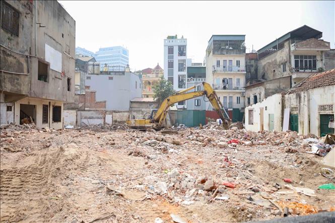 Giải phóng mặt bằng đẩy nhanh tiến độ Dự án xây dựng đường Vành đai 1 đoạn Hoàng Cầu - Voi Phục. Ảnh: Nguyễn Thắng - TTXVN