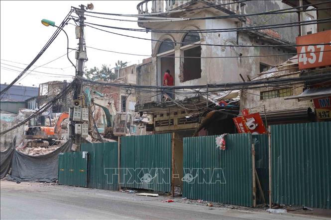 Tại phường Giảng Võ, 144 hộ đã nhận tiền và nhà tái định cư nhưng chưa bàn giao, 138 hộ bị cắt điện, nước và rào tôn. Ảnh: Nguyễn Thắng - TTXVN