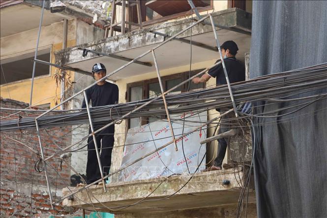 Người dân tự tháo dỡ nhà để bàn giao mặt bằng sạch để thực hiện dự án xây dựng đường Vành đai 1 đoạn Hoàng Cầu - Voi Phục. Ảnh: Nguyễn Thắng - TTXVN