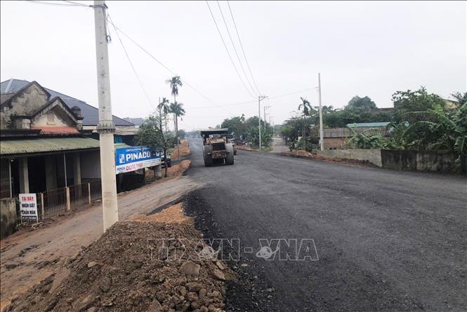 Nhà thầu huy động nhiều nhân lực và phương tiện thi công Dự án đường nối cầu An Mô mới, xã Ái Tử vào Khu lưu niệm Tổng Bí thư Lê Duẩn, xã Triệu Phong tỉnh Quảng Trị. Ảnh: Tường Vi - TTXVN