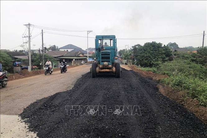 Nhà thầu huy động nhiều nhân lực và phương tiện thi công Dự án đường nối cầu An Mô mới, xã Ái Tử vào Khu lưu niệm Tổng Bí thư Lê Duẩn, xã Triệu Phong, tỉnh Quảng Trị. Ảnh: Tường Vi - TTXVN