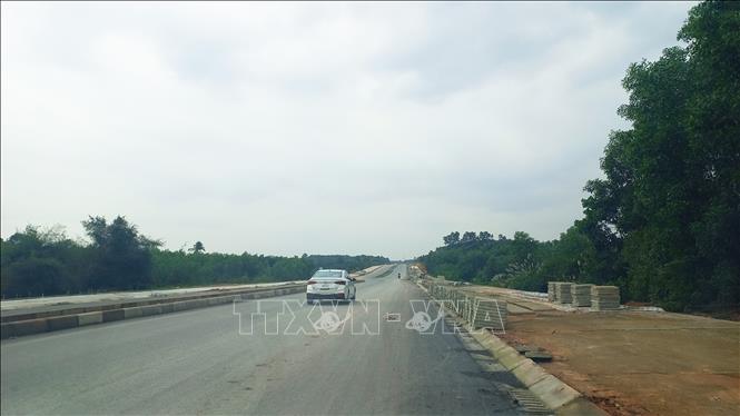 Mặt đường Hùng Vương nối dài đã cơ bản hoàn thành thảm nhựa. Ảnh: Tường Vi - TTXVN