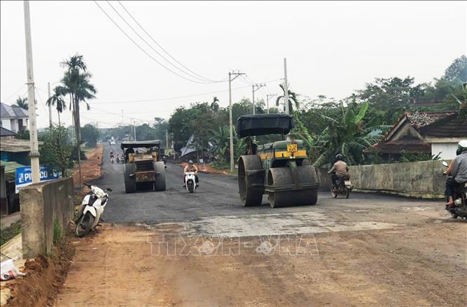 Nhà thầu huy động nhiều nhân lực và phương tiện thi công Dự án đường nối cầu An Mô mới, xã Ái Tử vào Khu lưu niệm Tổng Bí thư Lê Duẩn, xã Triệu Phong tỉnh Quảng Trị. Ảnh: Tường Vi - TTXVN