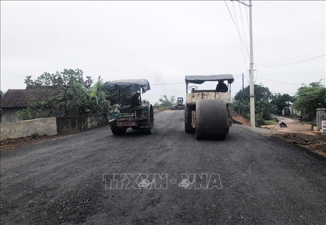 Nhà thầu huy động nhiều nhân lực và phương tiện thi công Dự án đường nối cầu An Mô mới, xã Ái Tử vào Khu lưu niệm Tổng Bí thư Lê Duẩn, xã Triệu Phong tỉnh Quảng Trị. Ảnh: Tường Vi - TTXVN