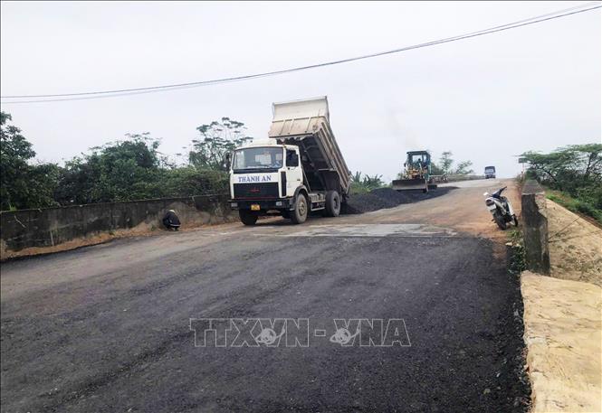 Nhà thầu huy động nhiều nhân lực và phương tiện thi công Dự án đường nối cầu An Mô mới, xã Ái Tử vào Khu lưu niệm Tổng Bí thư Lê Duẩn, xã Triệu Phong tỉnh Quảng Trị. Ảnh: Tường Vi - TTXVN