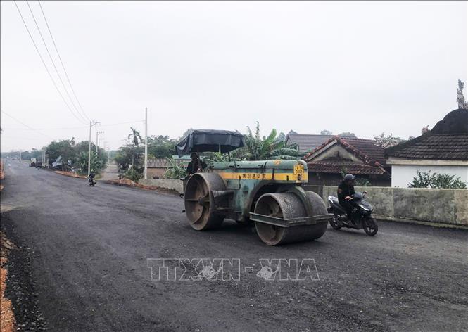 Nhà thầu huy động nhiều nhân lực và phương tiện thi công Dự án đường nối cầu An Mô mới, xã Ái Tử vào Khu lưu niệm Tổng Bí thư Lê Duẩn, xã Triệu Phong tỉnh Quảng Trị. Ảnh: Tường Vi - TTXVN