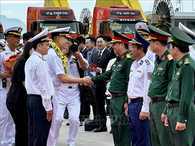 ROKS Hansando's officers and crew are welcomed at Tien Sa Port. VNA Photo: Trần Lê Lâm 