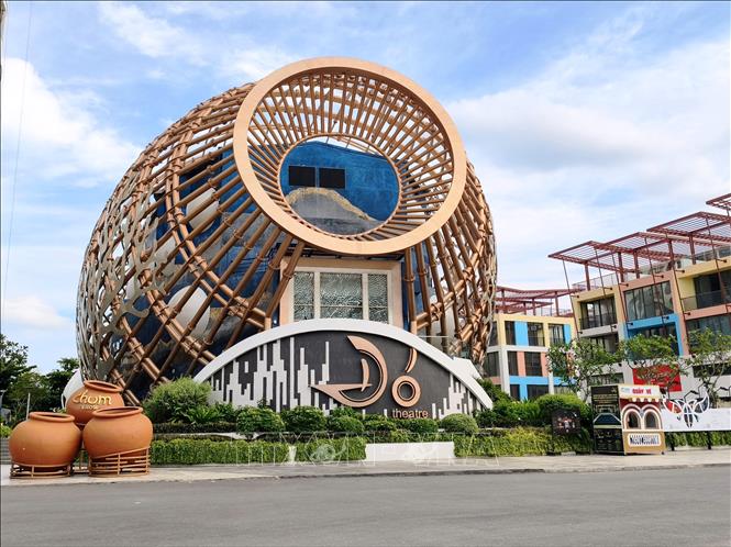Nhà hát Đó (Phường Bắc Nha Trang) có kiến trúc độc đáo là nơi tổ chức nhiều chương trình nghệ thuật, văn hóa và giải trí đặc sắc dành cho du khách khi đến Khánh Hòa. Ảnh: Nguyễn Thành – TTXVN
