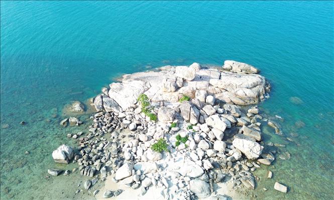 Vẻ đẹp danh thắng Hòn Chồng ở phường Bắc Nha Trang (Khánh Hòa). Ảnh: Nguyễn Thành – TTXVN