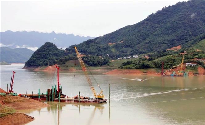 Các mũi thi công khẩn trương triển khai hạng mục cầu Hòa Sơn thuộc gói thầu XL03 cao tốc Hòa Bình – Mộc Châu, dù địa hình đồi núi phức tạp nhưng nhà thầu vẫn tăng tốc để bảo đảm tiến độ. Ảnh: Tạ Toàn – TTXVN