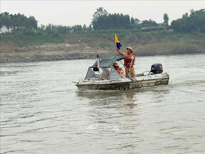 Lực lượng Cảnh sát đường thủy số 1 (Công an tỉnh Phú Thọ) kiểm tra hành chính trên các phương tiện đường thủy trên các sông tại Phú Thọ. Ảnh: Tạ Toàn – TTXVN